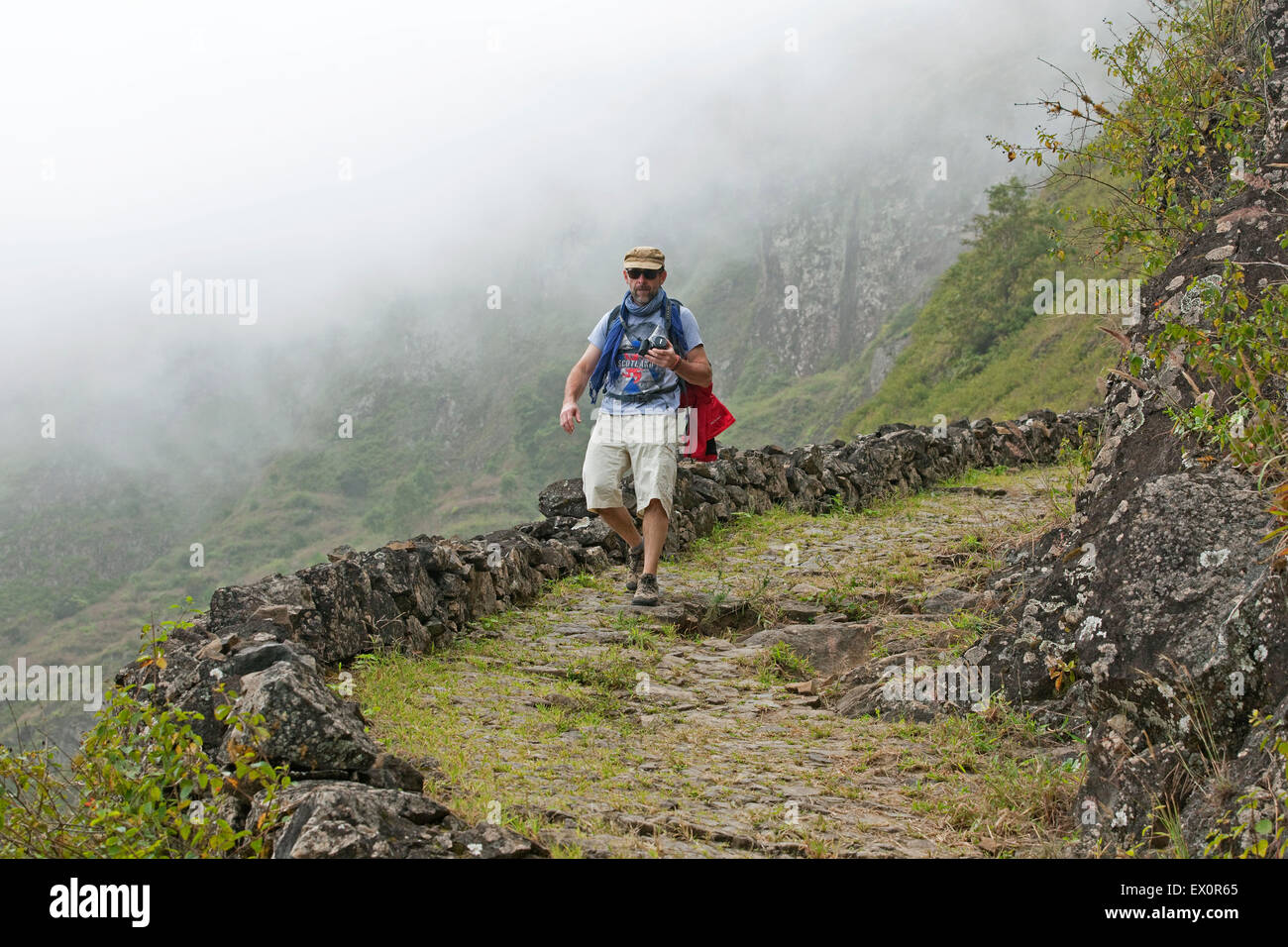 Tourist Trail im Ribeira Grande Tal entlang bedeckt in dichtem Nebel auf der Insel Santo Antão, Kap Verde, Afrika Stockfoto