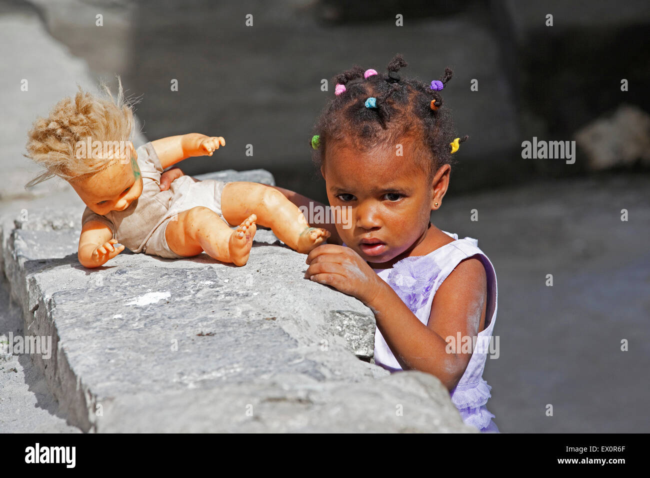 Kreolische Mädchen mit geflochtenen Haaren spielen mit Puppen auf der Insel Santo Antão, Kap Verde / Cabo Verde, Westafrika Stockfoto
