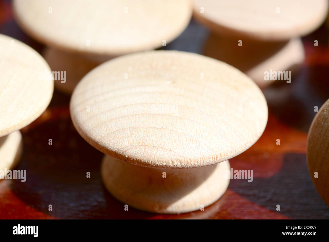 Makroaufnahme von Holz Knöpfe auf einem Arbeitstisch Stockfoto