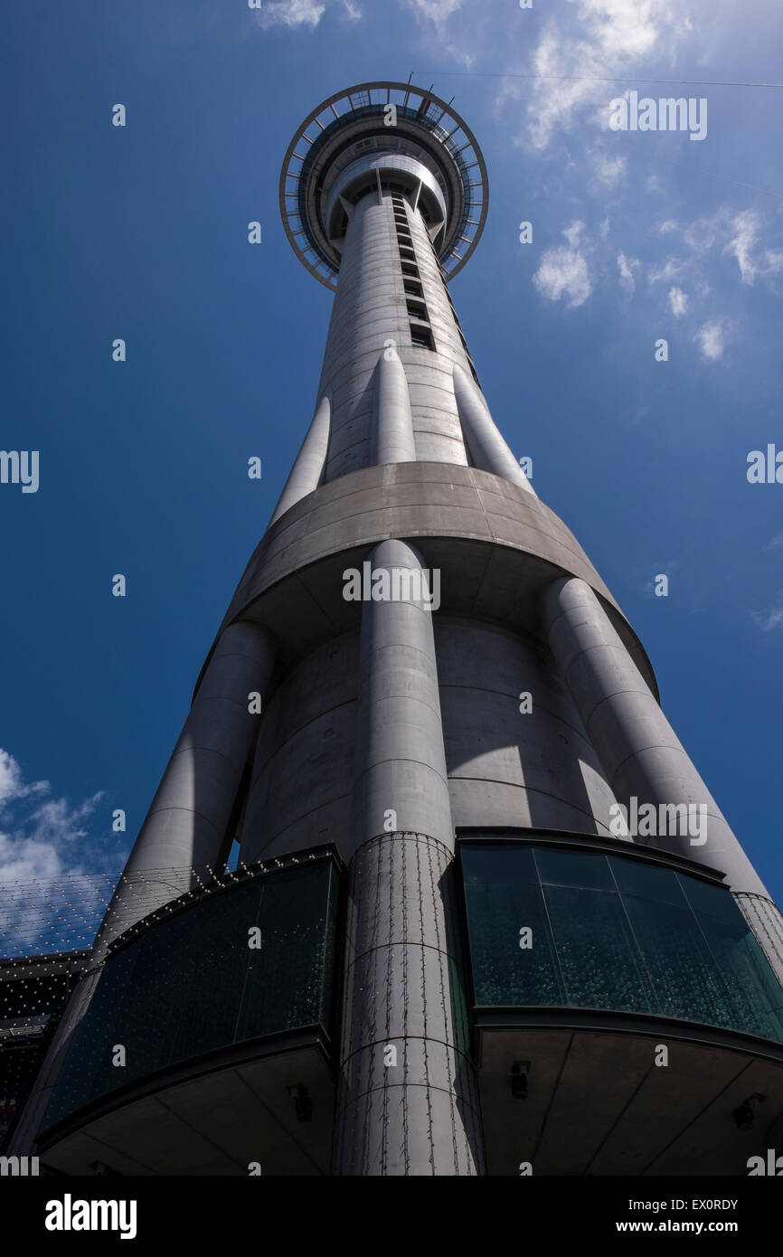 Nachschlagen von der Basis der Aucklands Skytower an die Spitze. Neuseeland. Stockfoto