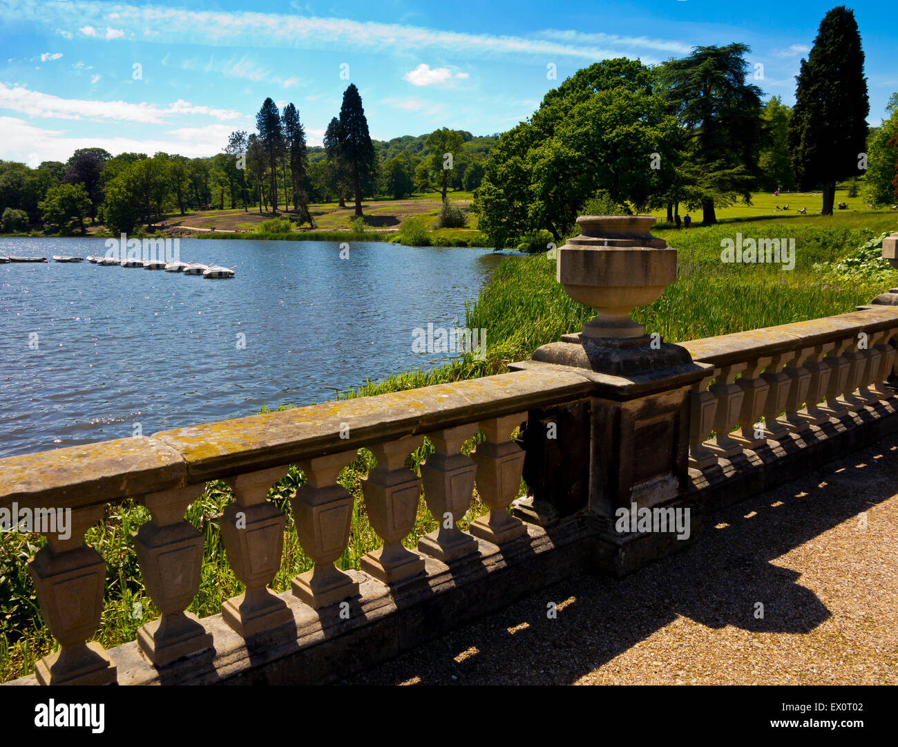 Blick über den See aus dem italienischen Garten in Trentham Gardens in der Nähe von Stoke-on-Trent Staffordshire England UK Stockfoto