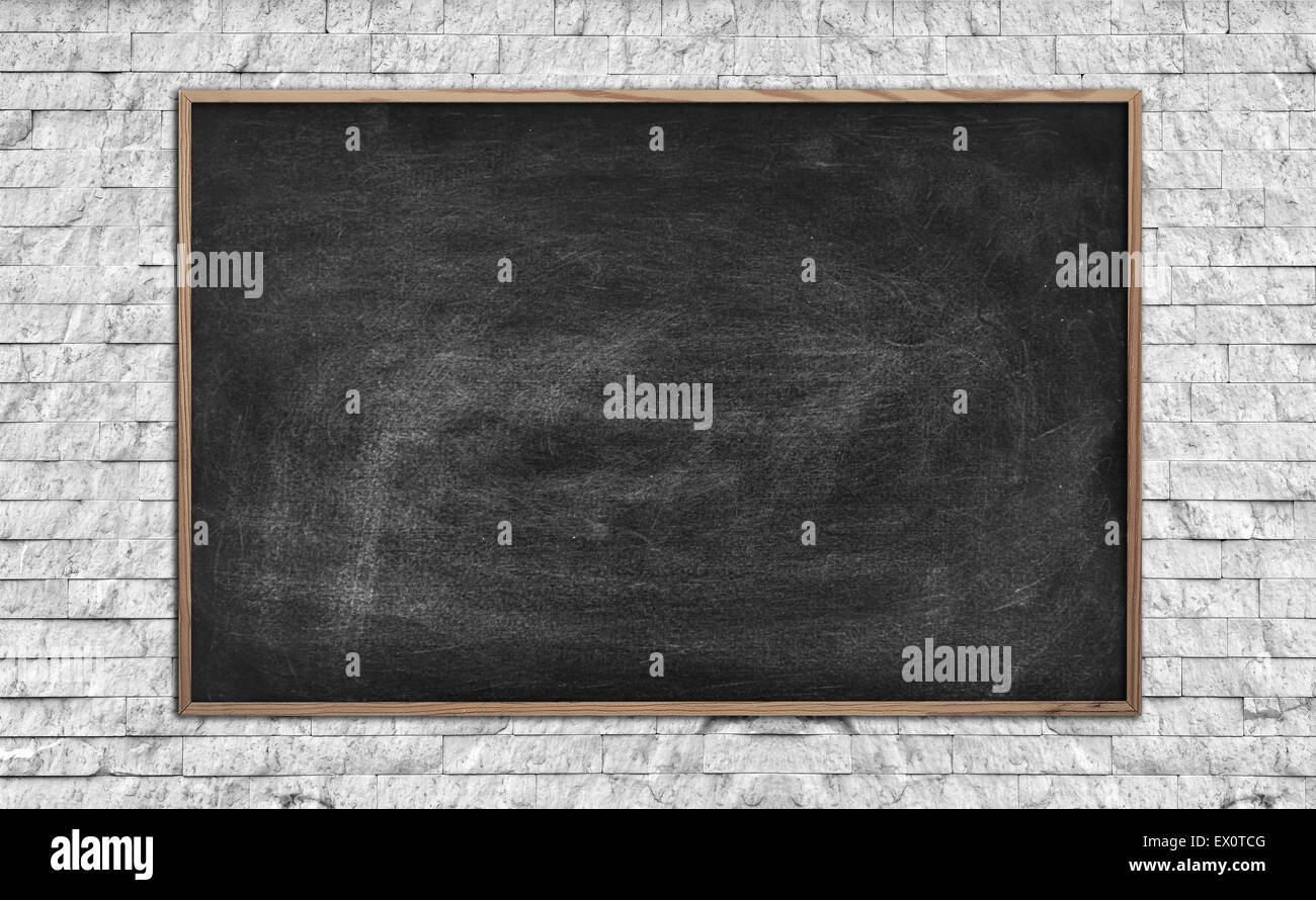 leere Tafel auf Ziegelwand, Nahaufnahme Stockfoto