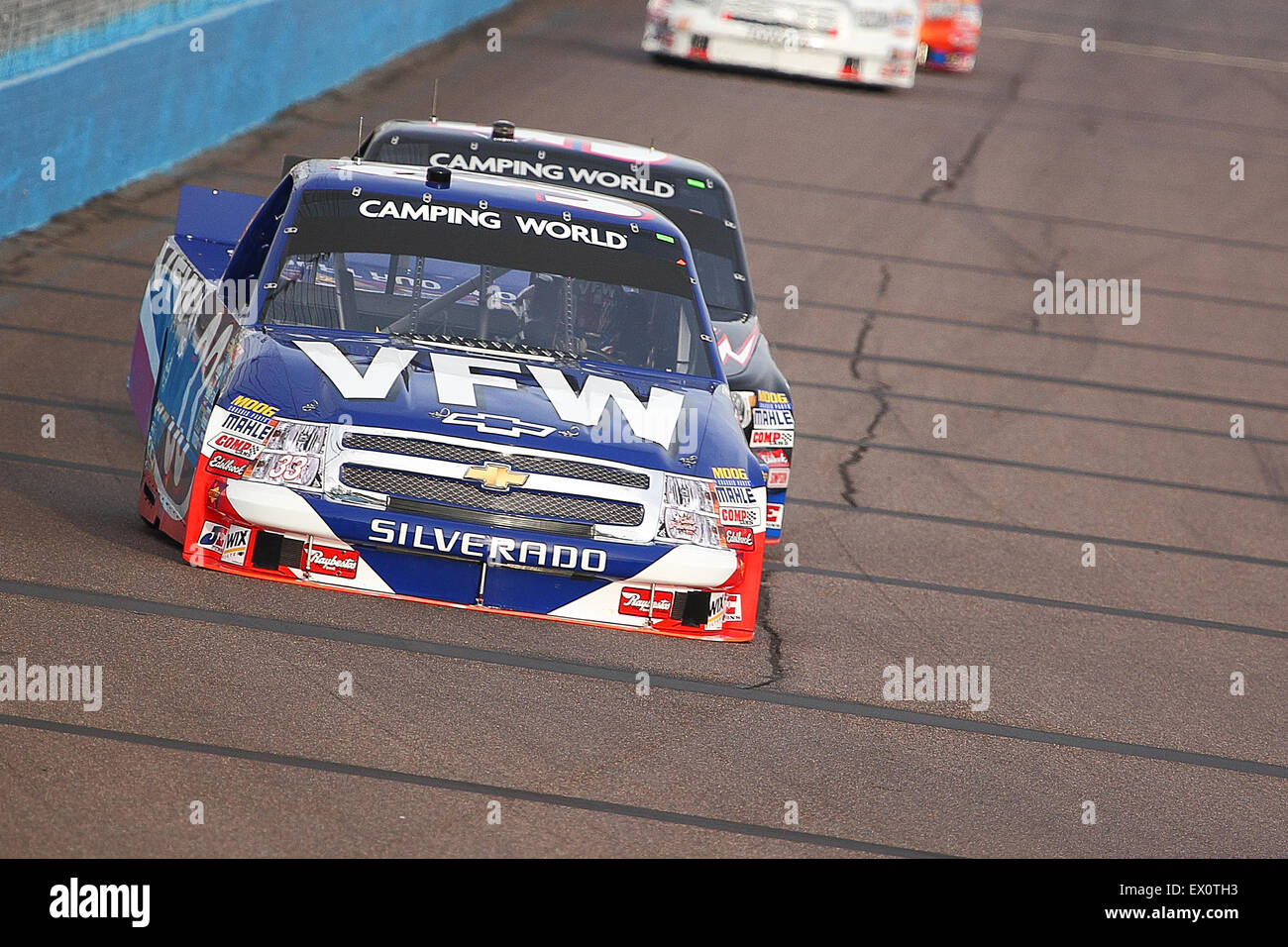 AVONDALE, AZ - NOV. 12: Ron Hornaday Jr. (33) nimmt Runden in einem Übungsbeispiel für die NASCAR Camping World Truck Series Stockfoto