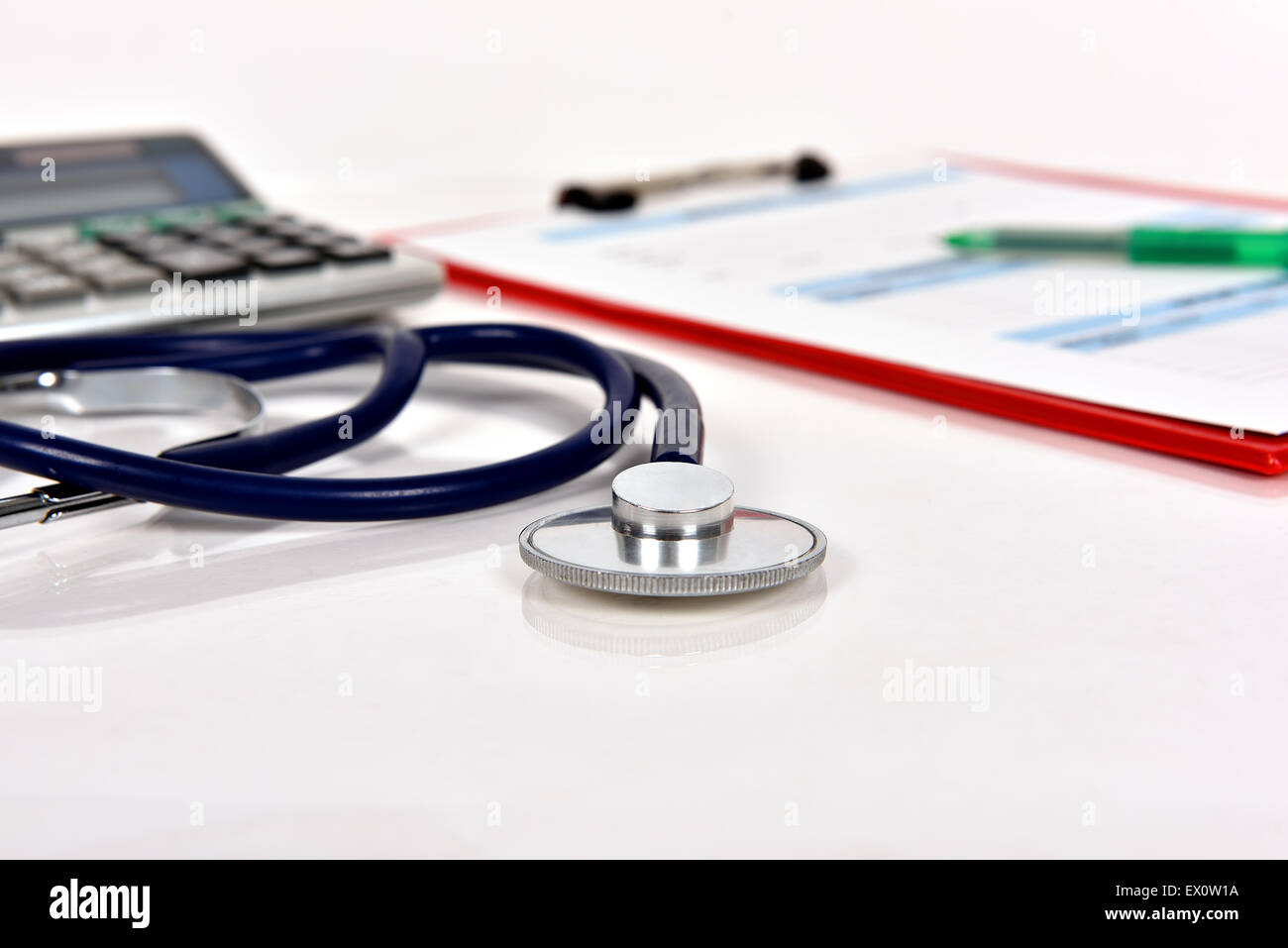 Gesundheitskarte mit Stift und Taschenrechner auf Tisch Stockfoto