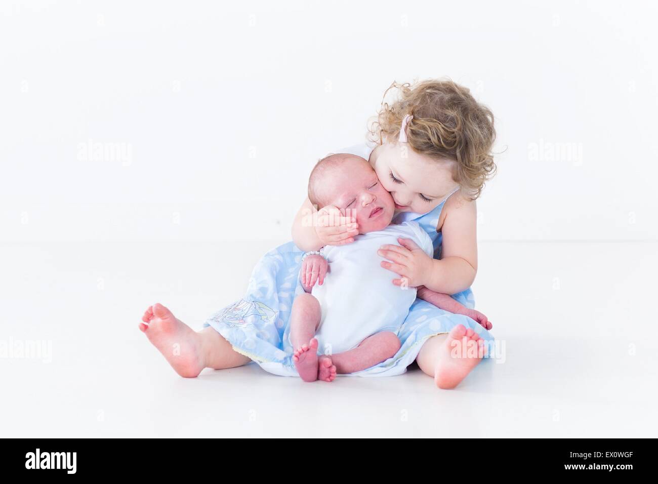 Süßes Kleinkind Mädchen küssen ihr neugeborenes Baby-Bruder Stockfoto