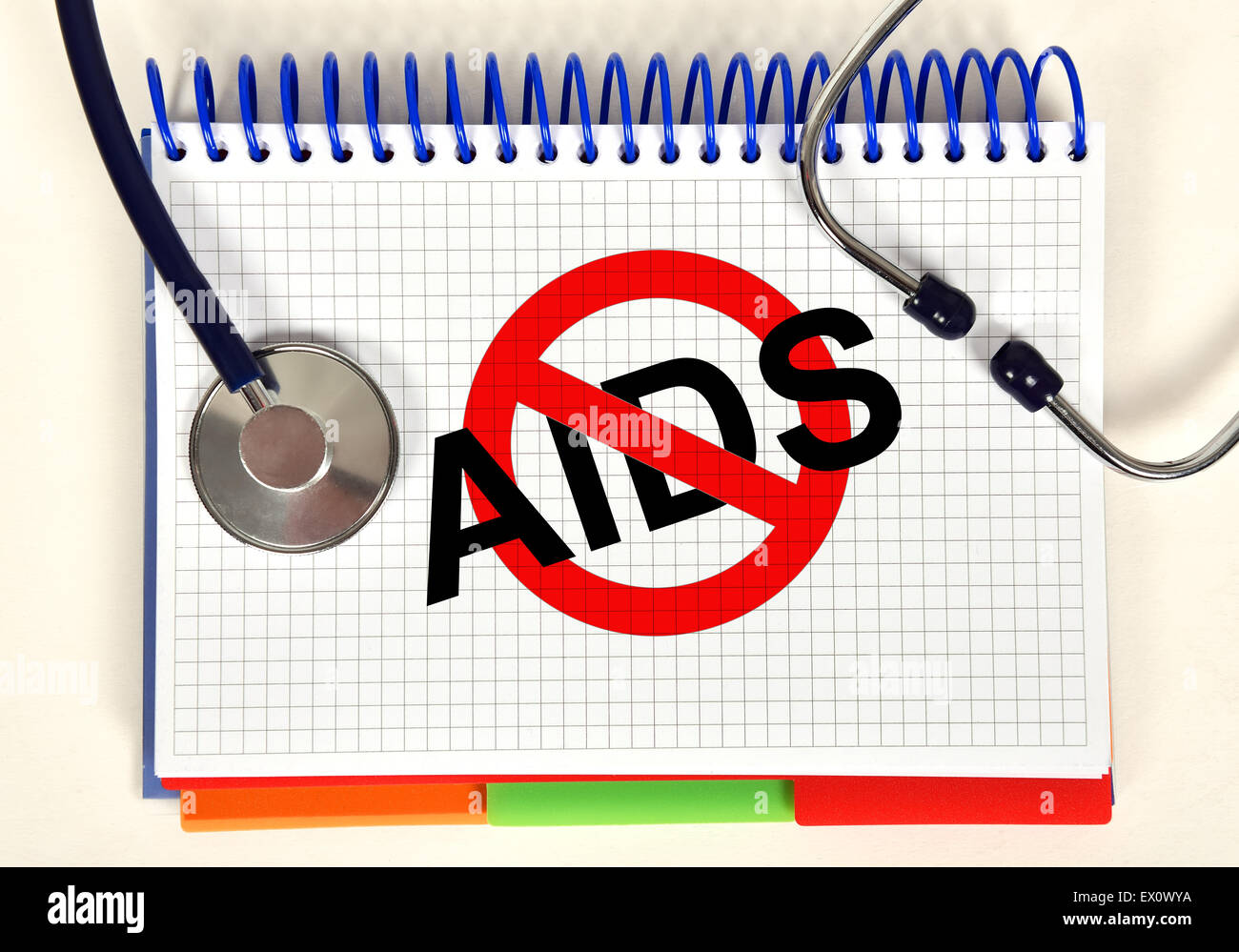 offenes Buch mit Stop aids-Symbol und Stethoskop auf Registerkarte " Stockfoto