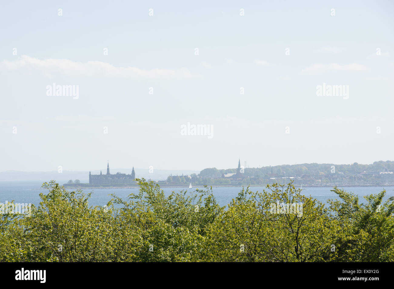 Landschaft mit der Ostsee und Schloss Kronborg aus Schweden Stockfoto