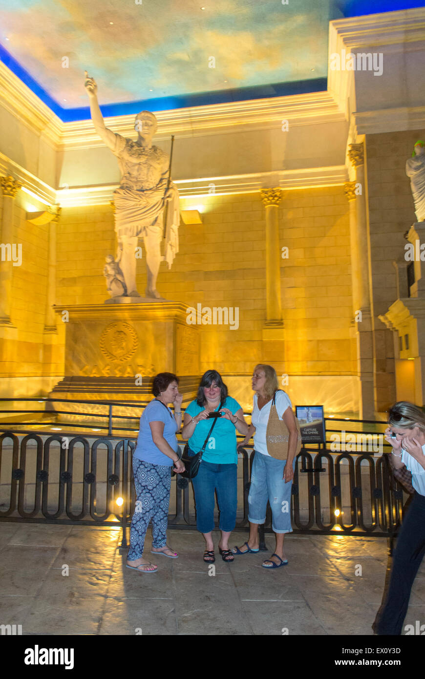 Atlantic City, NJ, USA, kleine Gruppe, 3 Frauen reisen, Touristen im Inneren, Caesar's Gambling Casino, Fotos machen, Statue Stockfoto