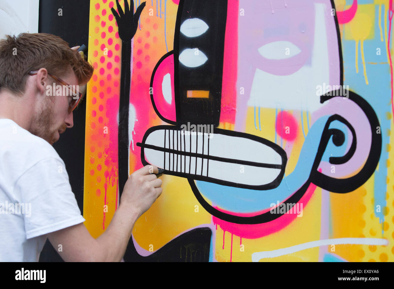 London, UK. 2. Juli 2015. Belgischer Künstler Joachim ein Kunstwerk zu schaffen. GraffitiStreet.com, der Online-street-Art-Galerie sind wieder für ein weiteres Jahr präsentieren ihre neuesten Gruppe zeigen mit dem Titel "Underground" 2. Juli 2015 in Shoreditch. Mit teilnehmenden Straße und Graffiti-Künstler Pichi & Avo (Spanien), L7m (Brasilien), Bordalo II (Portugal), Hunto (Italien), Pahnl (UK), Bisser (Belgien), mein Hund seufzt (UK), JPS (UK), Kunst ist Tra$ h (Spanien), Nils Westergard (US), Joachim (Belgien) und 3F (UK). Stockfoto