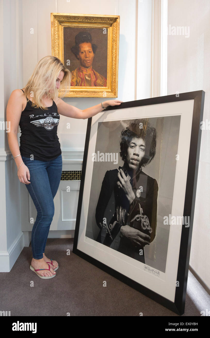 Agnew Galerie - Porträts im Wandel der Zeit. Gegenüberstellung von Porträt von einem afrikanischen Mann in traditioneller Tracht von Continental-Schule, um 1900, signiert H und Porträt von Jimi Hendrix Rauchen von Gered Mankowitz. London Art Week 2015 feiert die außergewöhnlichen Reichtum und beispielloses Know-how in den Galerien von Mayfair und St. James. Mehr als 40 führenden Kunstgalerien und drei Auktionshäuser, einschließlich einer Auswahl von internationalen Galerien präsentieren eine beeindruckende Reihe von Gemälden, Zeichnungen, Skulpturen und Kunstwerke von der Antike bis ins 20. Jahrhundert von 3 bis 10 Stockfoto