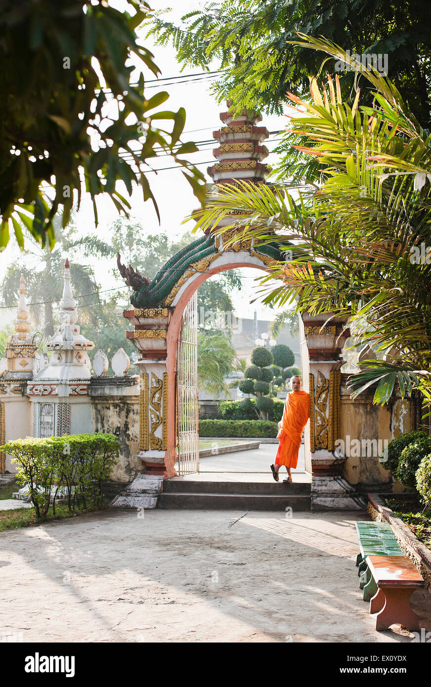 Ein junger Mönch entspannt in einem Hauseingang in Vientiane, Laos, Wat Si Muang, Kanaren Stockfoto
