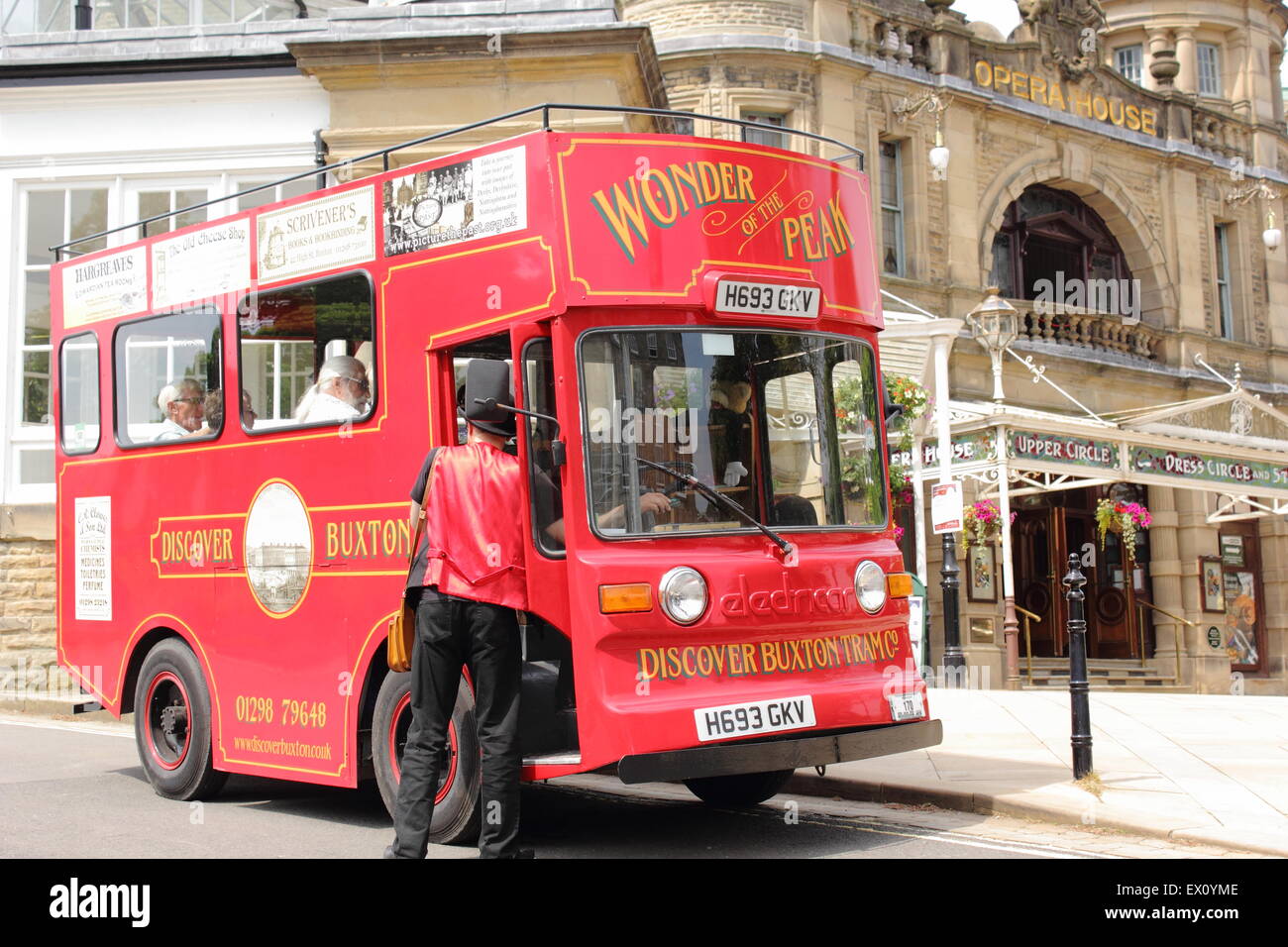 Ein "Victorian" Straßenbahn oder Tour-Bus bietet außerhalb Buxton Opera House, Buxton, Derbyshire, England UK Stockfoto