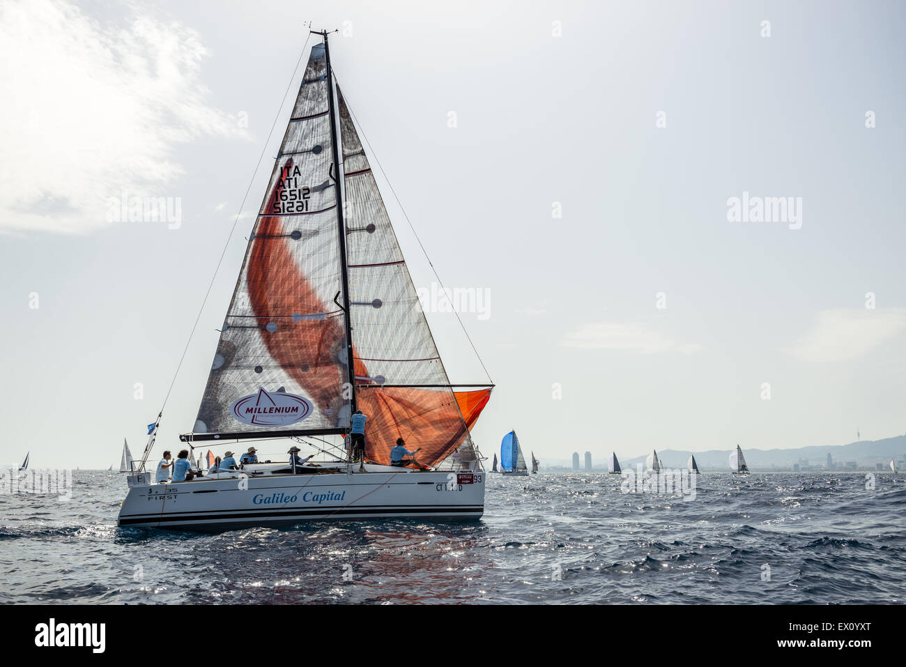 Barcelona, Katalonien, Spanien. 3. Juli 2015. Die Crew der Squalo Bianco (ITA) erntet den Spinnaker vor Barcelonas Küste während Rennen 7 der ORC World Championship 2015 Kredit: Matthias Oesterle/ZUMA Wire/ZUMAPRESS.com/Alamy Live News Stockfoto