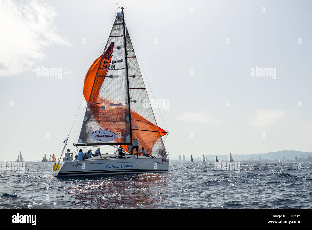 Barcelona, Katalonien, Spanien. 3. Juli 2015. Die Crew der Squalo Bianco (ITA) erntet den Spinnaker vor Barcelonas Küste während Rennen 7 der ORC World Championship 2015 Kredit: Matthias Oesterle/ZUMA Wire/ZUMAPRESS.com/Alamy Live News Stockfoto