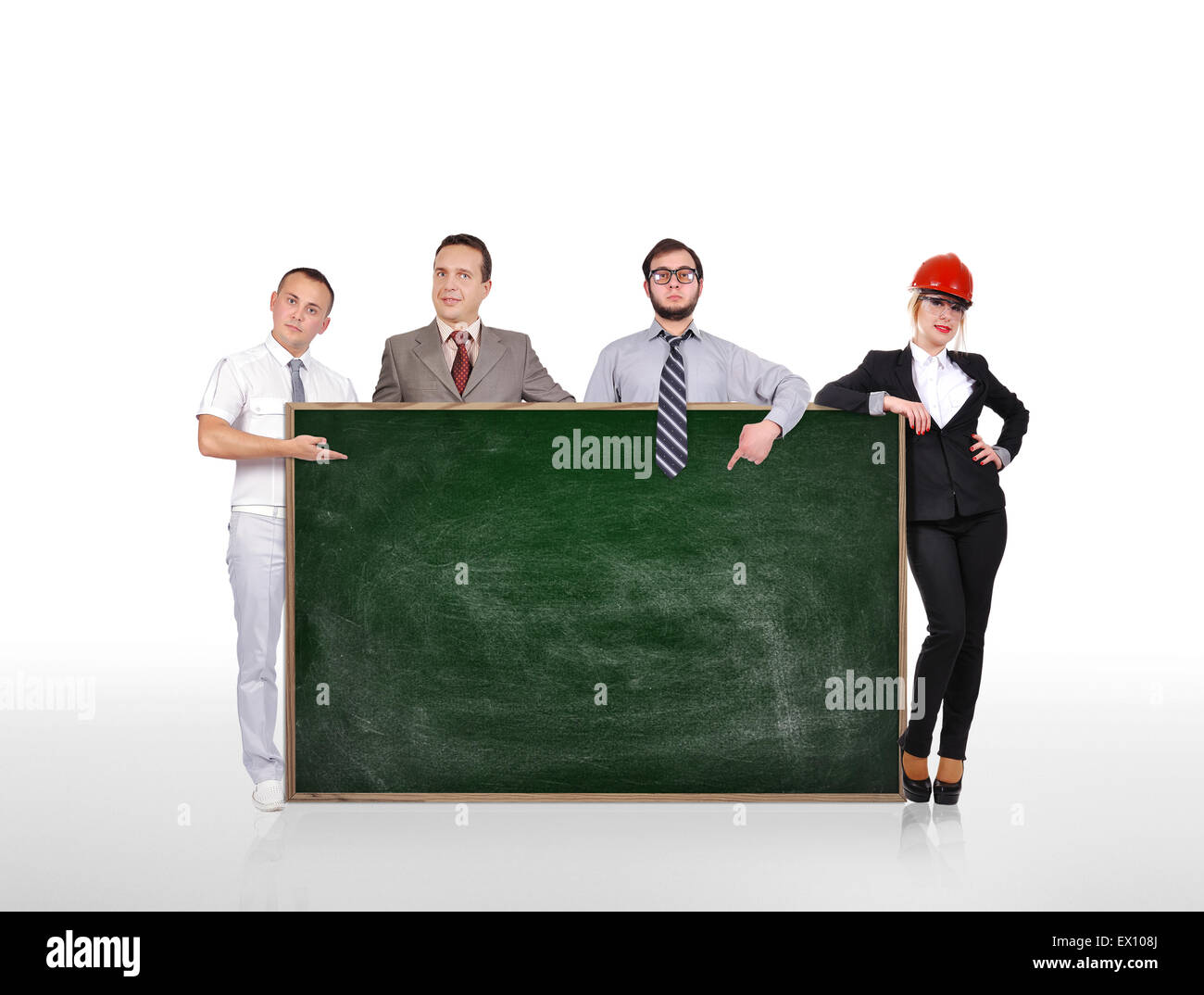 Geschäftsleute halten leere grüne Brett auf weißem Hintergrund Stockfoto