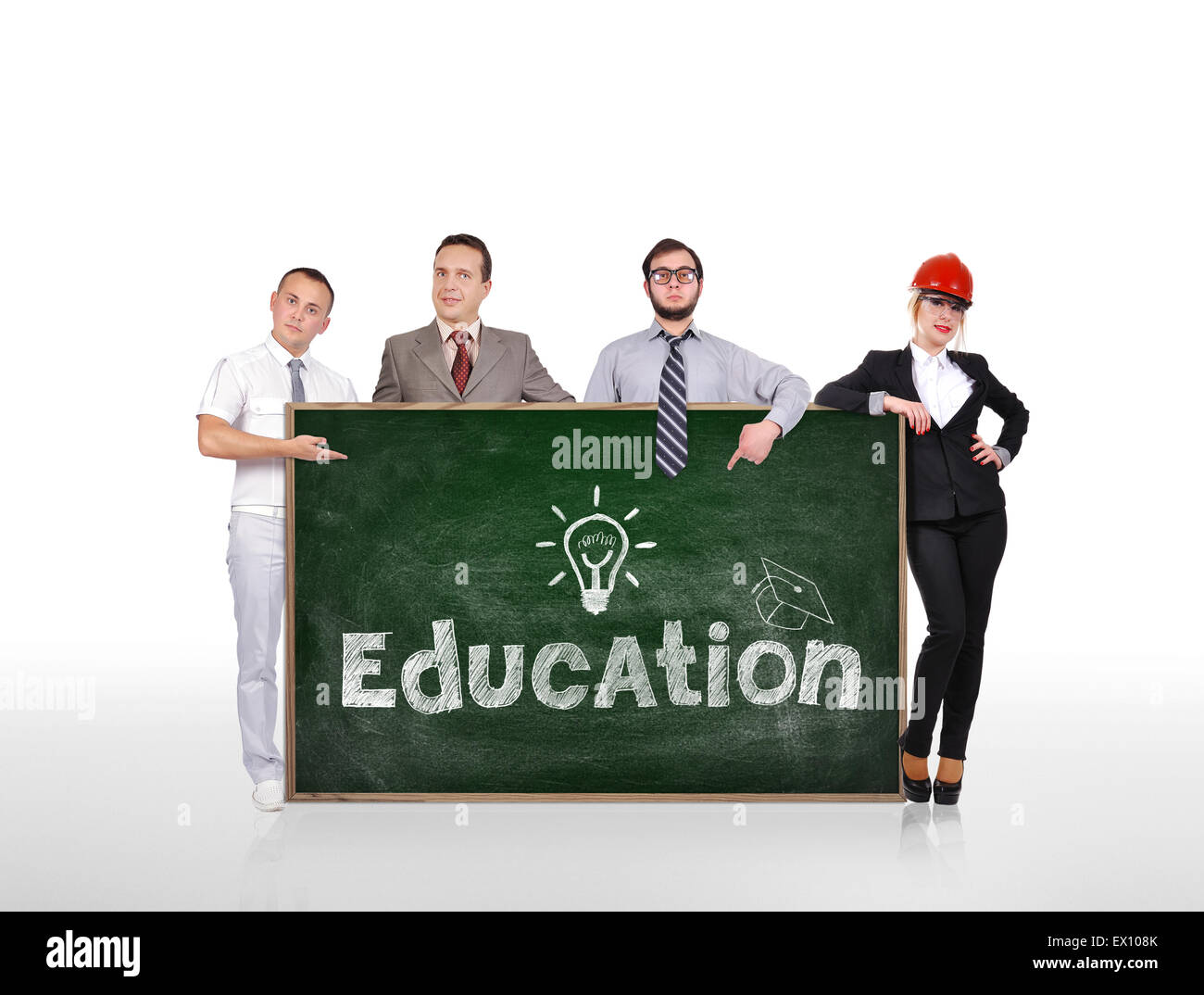 Geschäftsleute halten Tafel mit Bildungskonzept Stockfoto
