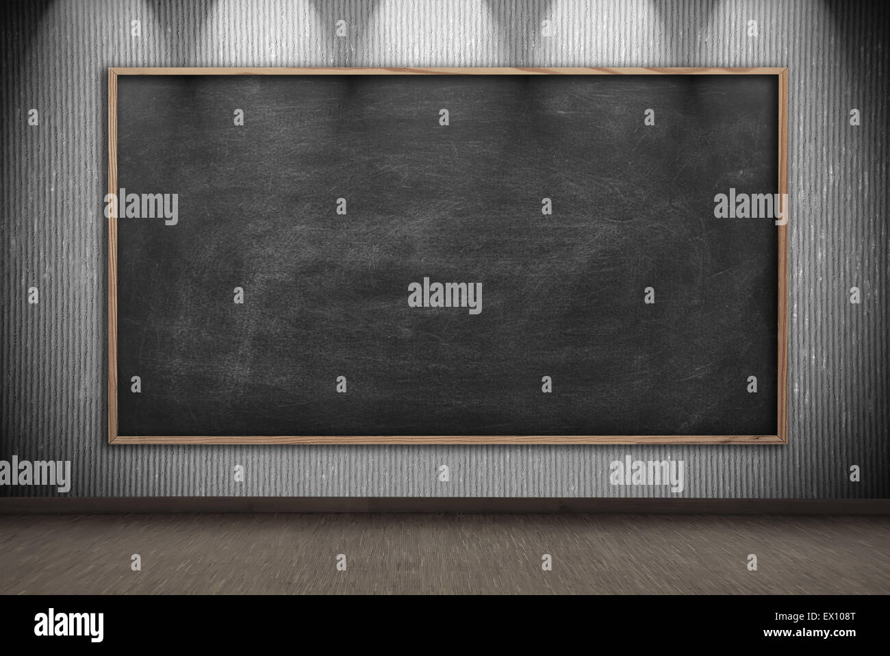 leere Tafel an Wand in graues Zimmer Stockfoto