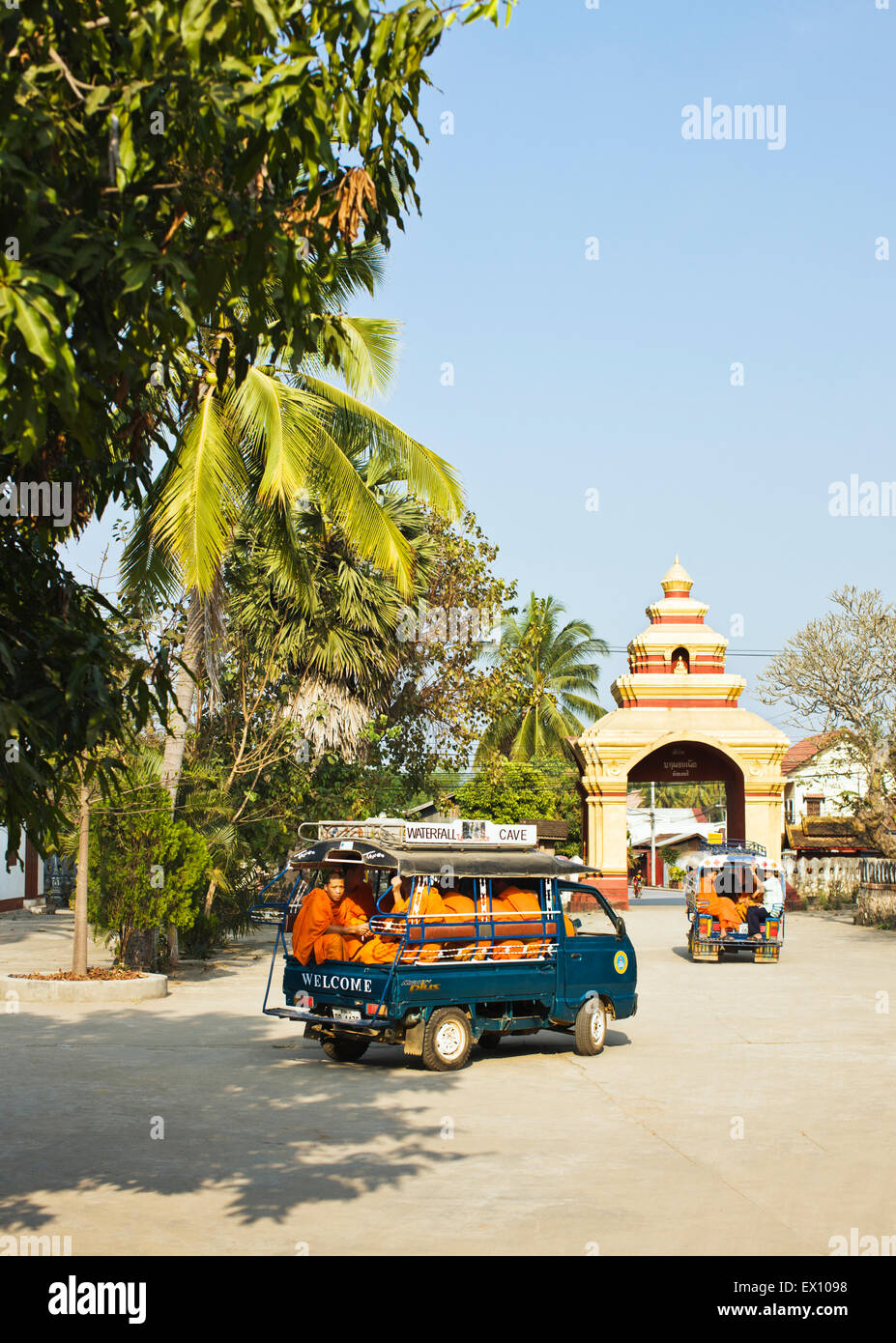 Eine Auto-Last von Mönchen fährt los von Wat Manoran. Luang Prabang, Laos Stockfoto