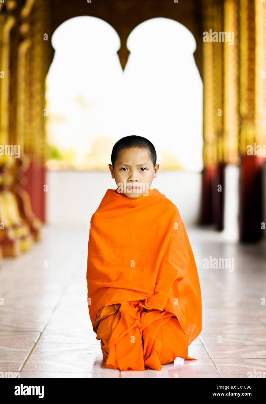 Ein Porträt von einer 12-Year-Old Novize am Wat Manoran.  Luang Prabang, Laos Stockfoto