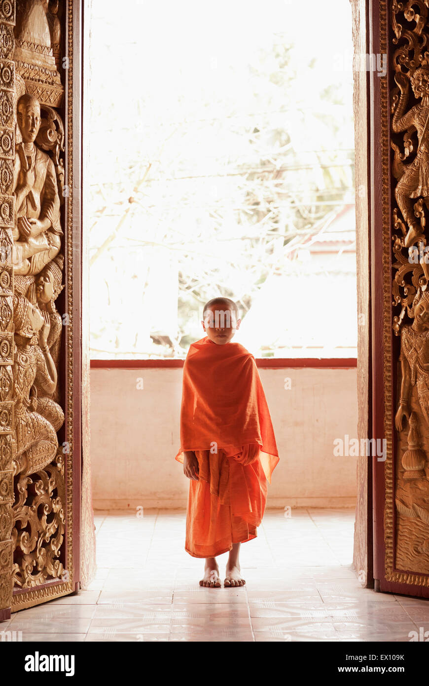 Ein Porträt von einem 12-Year-Old Novize am Wat Manoran Luang Prabang Laos Stockfoto
