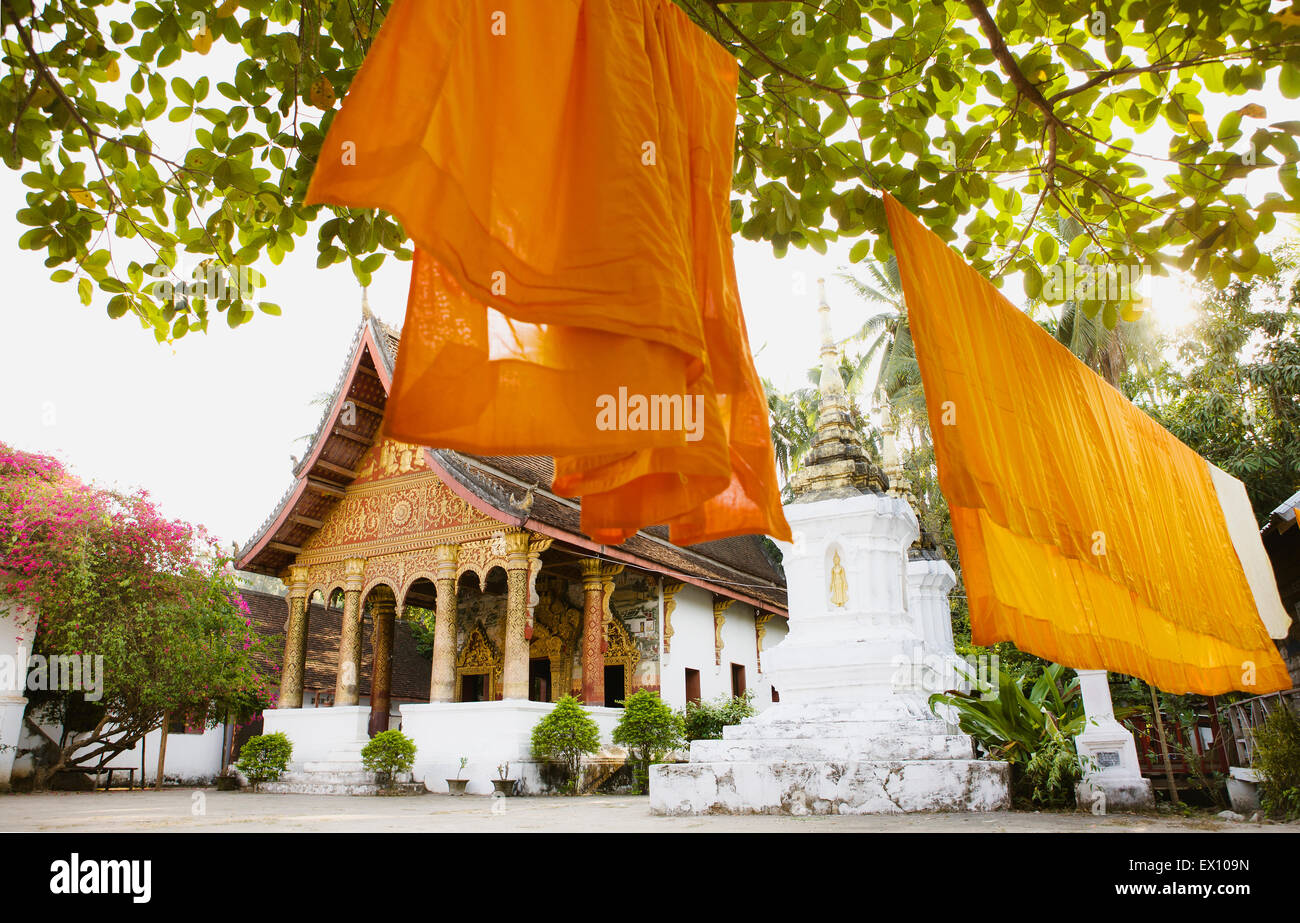 Safran Roben hängen im Hof der Mehrwertsteuer Paphaimisaiyanaram. (Dies ist das gleiche wie Wat Pa Pai.) Luang Prabang, Laos. Stockfoto