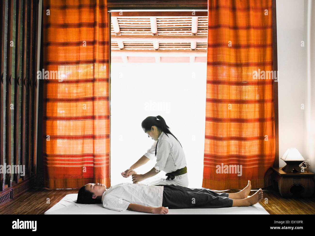 SIP-Sen oder traditionellen Lao Massage im Spa im La Residence Phou Vao, Luang Prabang, Laos. Stockfoto