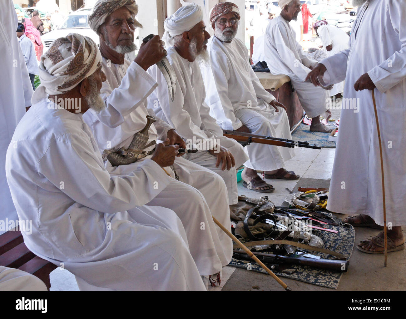 Beduinen (Beduinen) Männer, Kauf und Verkauf von Waffen am Markt in Sinaw, Oman Stockfoto