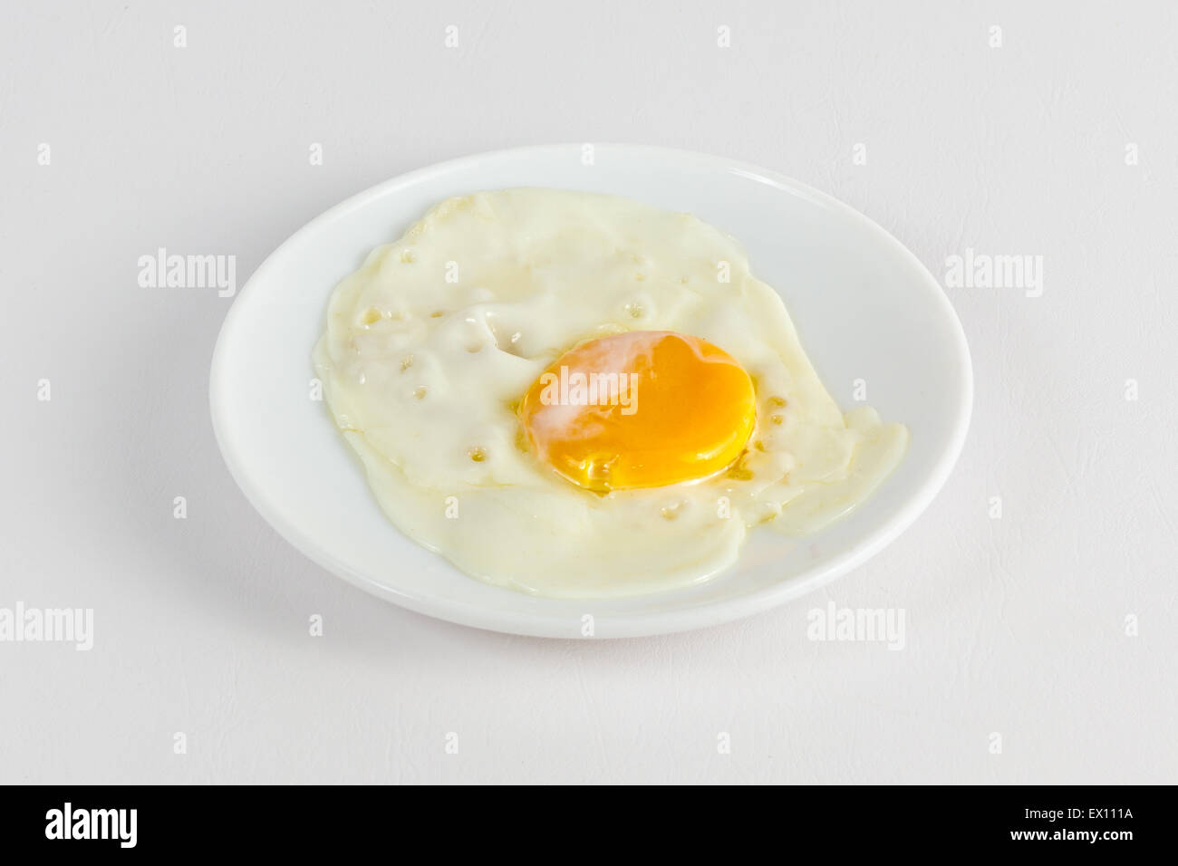 Henne Spiegelei in einer weißen Schale Stockfoto