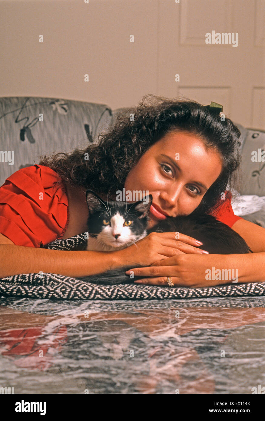 Kitten männlich junge lateinamerikanische Frau kuscheln Stockfoto
