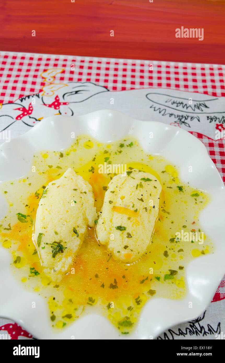 Teller mit hausgemachten Suppe mit Nudeln serviert, zum Essen Stockfoto