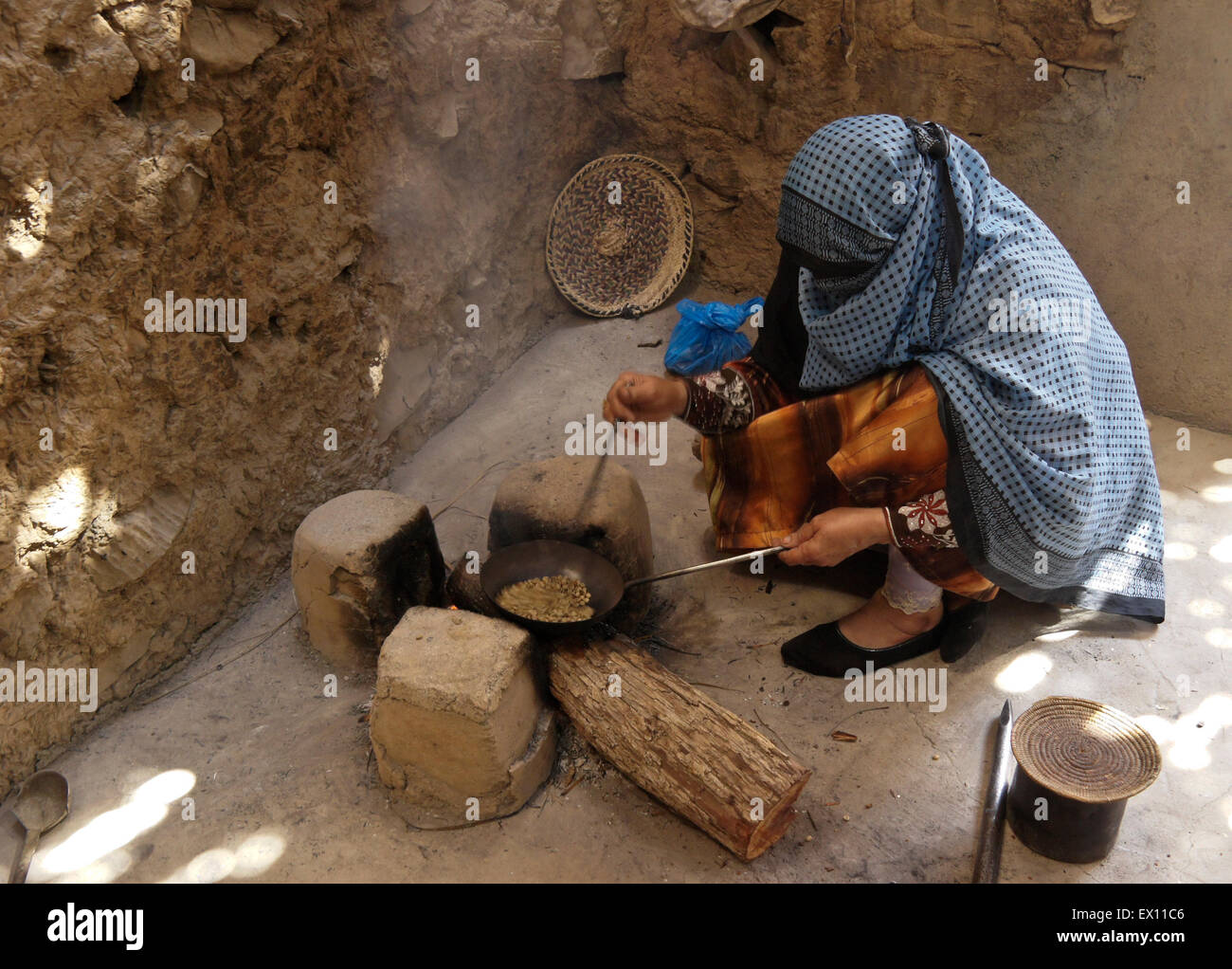 Frau Rösten von Kaffeebohnen, Bait al Safa Museum, Al-Hamra, Sultanat von Oman Stockfoto