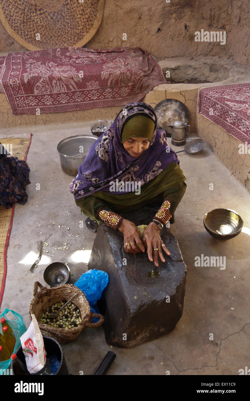 Frau drücken Öl aus Nüssen, Bait al Safa Museum, Al-Hamra, Sultanat von Oman Stockfoto