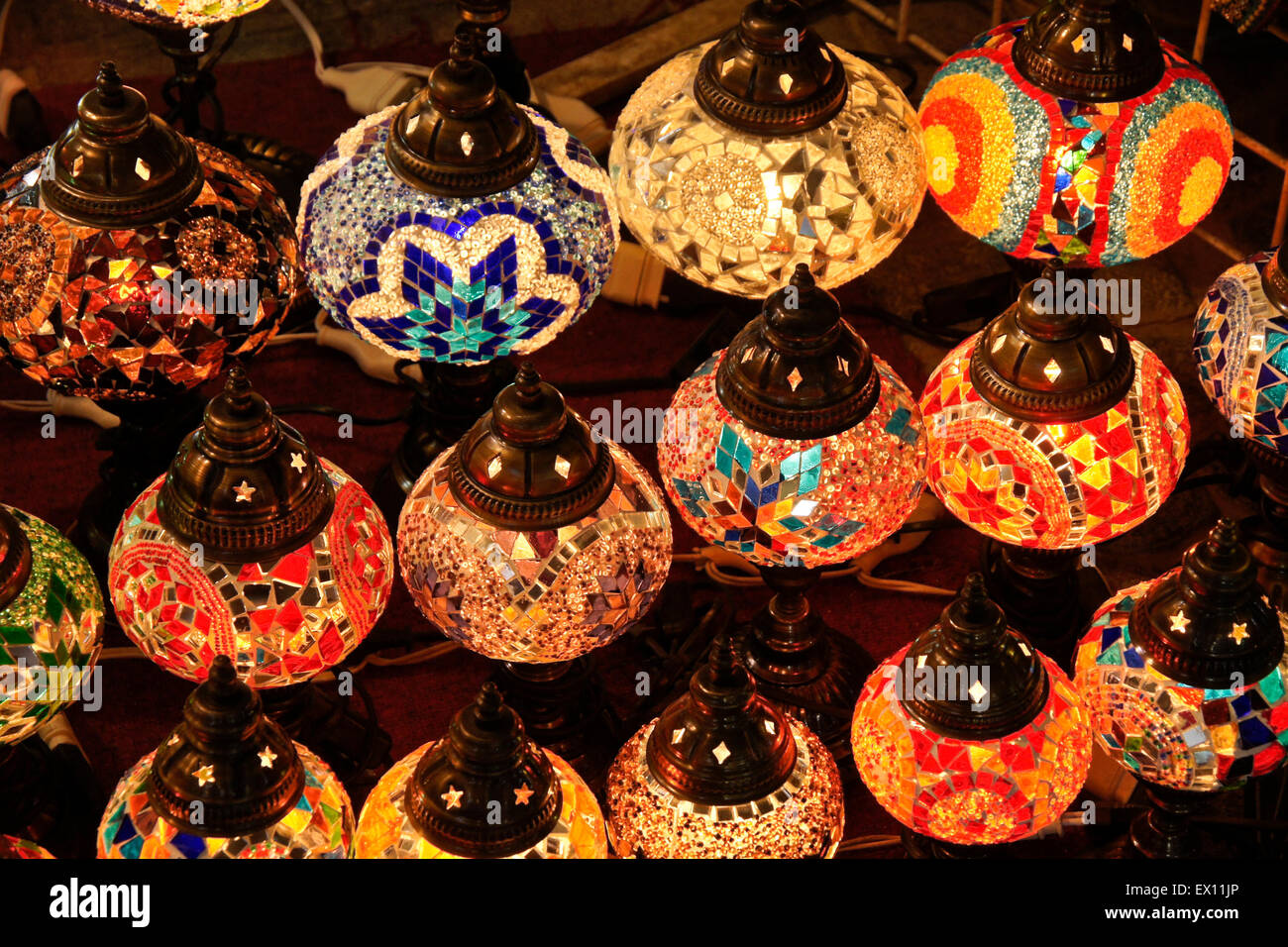 Farbiges Glaslampen zum Verkauf im Souk, alte Dubai, Vereinigte Arabische Emirate Stockfoto