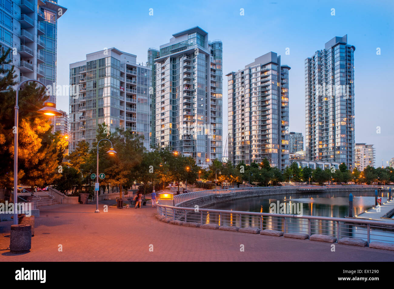 Wohn-Apartment-Türme in Vancouvers Yaletown Nachbarschaft.  Skyline von Vancouver Immobilien. Stockfoto