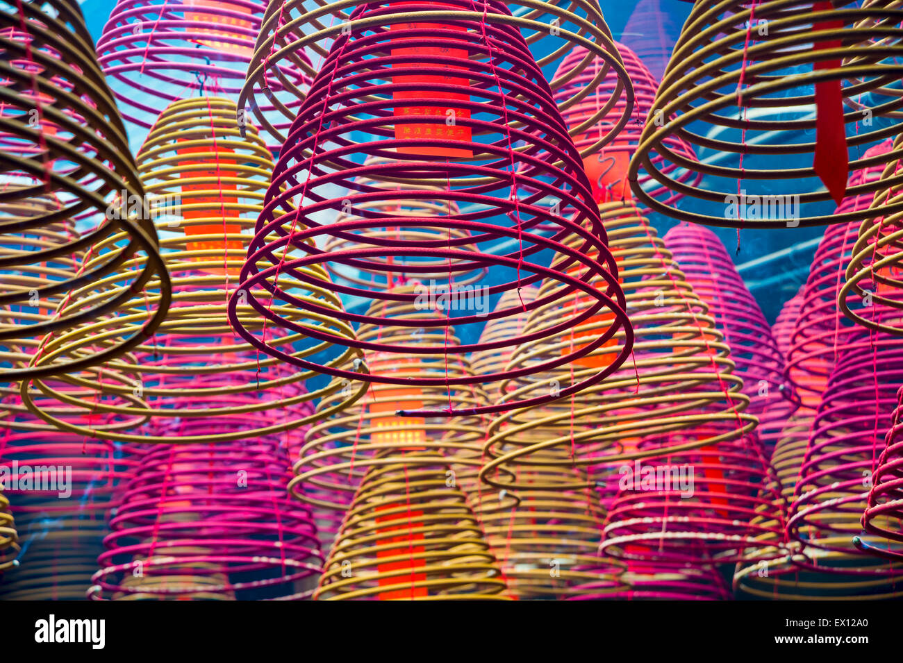 Bunte Weihrauch Spiralen in einem buddhistischen Tempel in Hong Kong Stockfoto