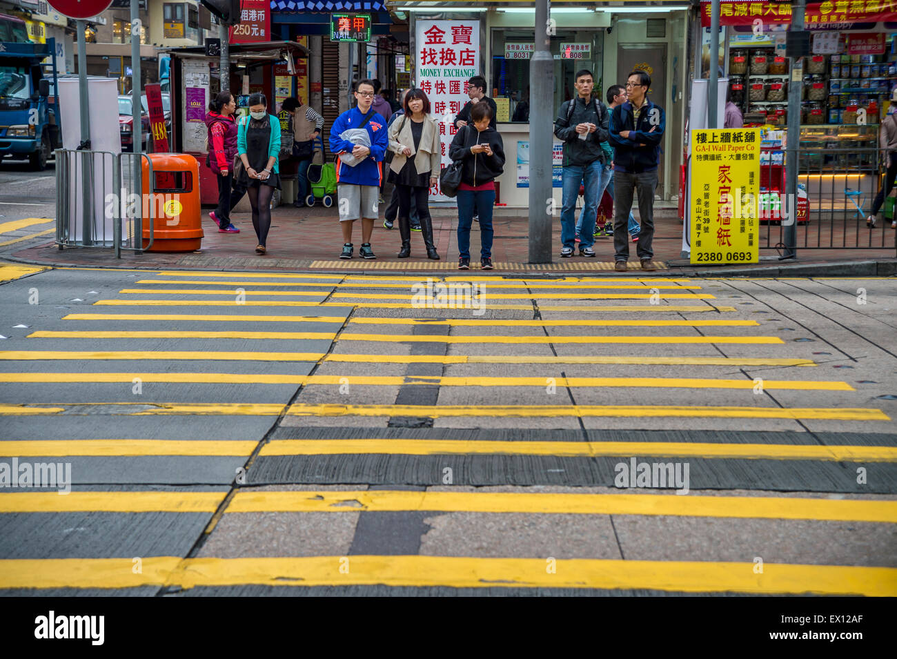 Fußgänger, die darauf warten, überqueren Sie die Straße in Hong-Kong Stockfoto