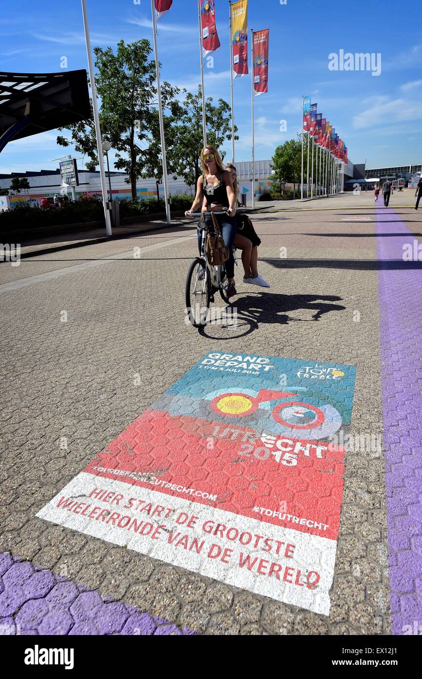 Utrecht, Holland. 1. Juli 2015. Die Stadt os bereit für den Start der 102. Tour de France-Rundfahrt. Die Tour-Logo auf der Fahrbahn © Action Plus Sport/Alamy Live News Stockfoto