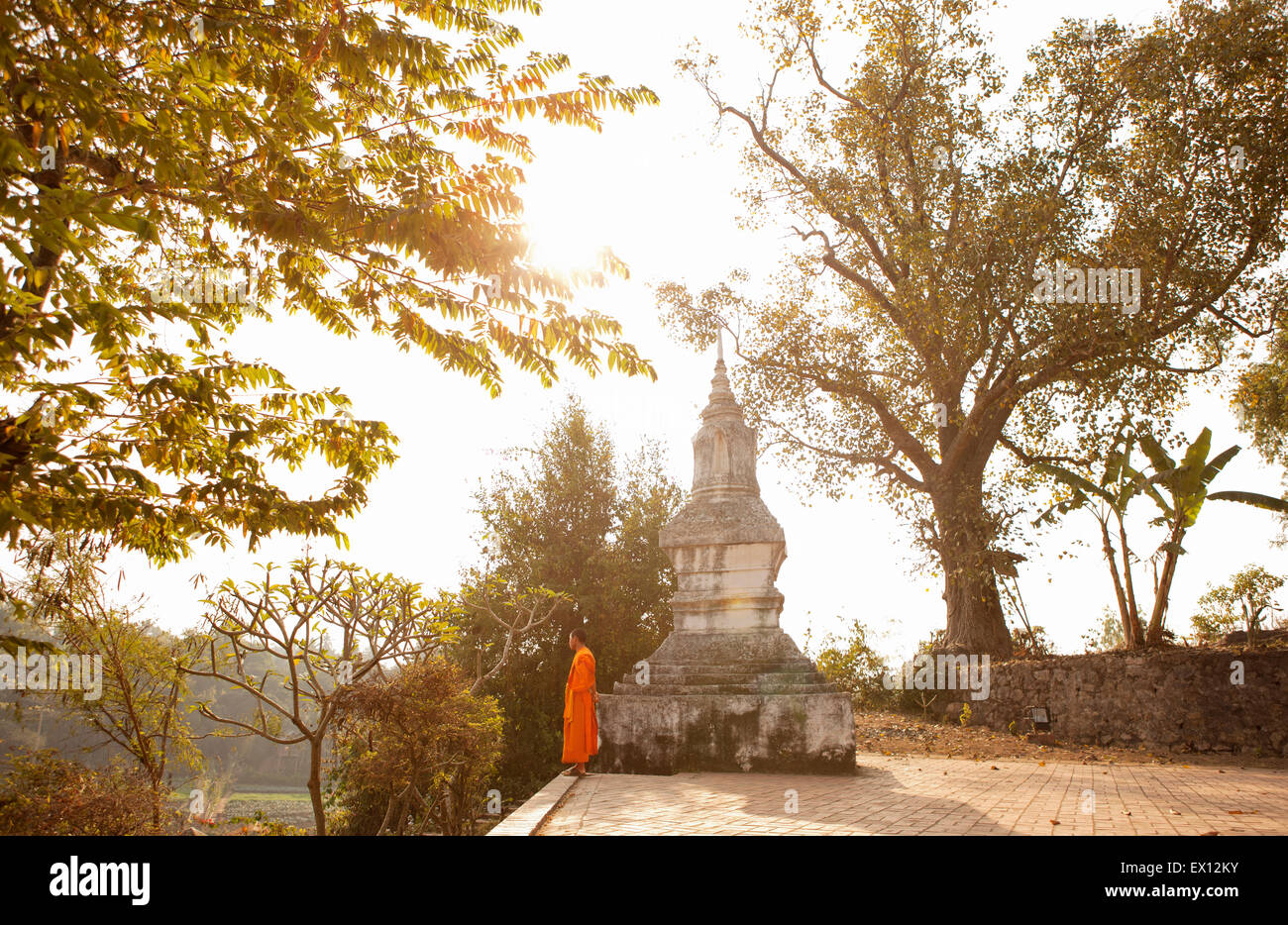 Ein junger Mönch von Wat Siphoutthabat Thipphuramm in der Morgendämmerung. Luang Prabang, Laos. Stockfoto