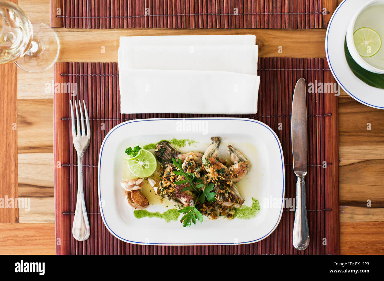 Gebratene Froschschenkel, Provencale Style (Knoblauch, Butter, Petersilie), eine L'Elephant Spezialität. Luang Prabang, Laos. Stockfoto