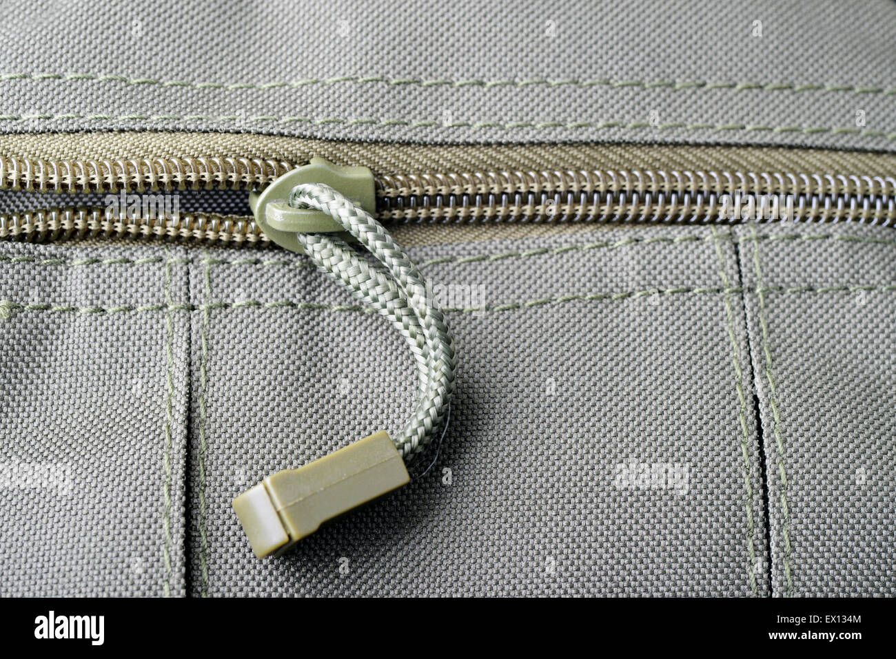 Aufnahme eines Reißverschlusses auf eine militärische Tasche hautnah Stockfoto