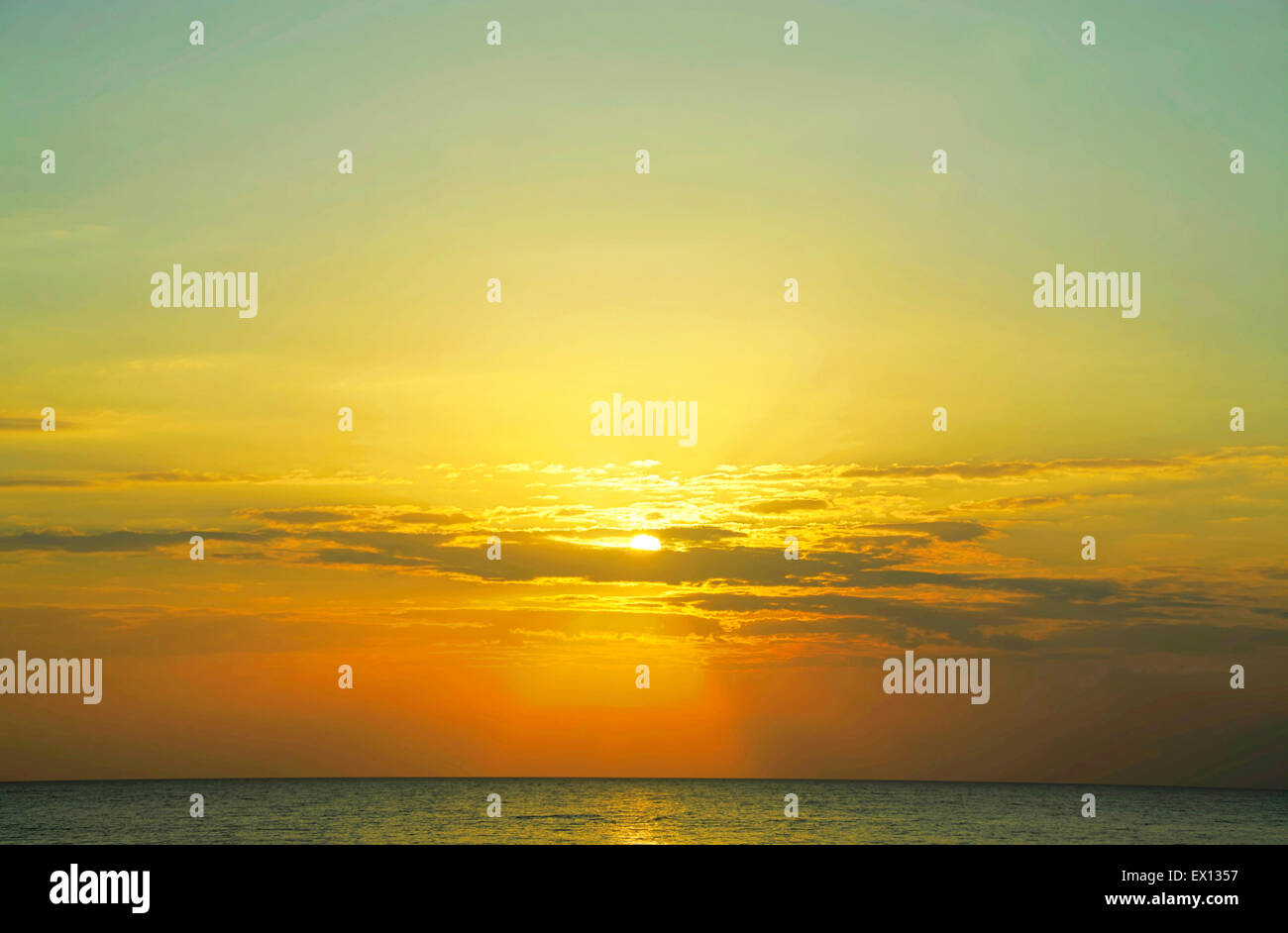 Wunderschönen Sonnenaufgang gesehen vom Strand in Panama Stockfoto