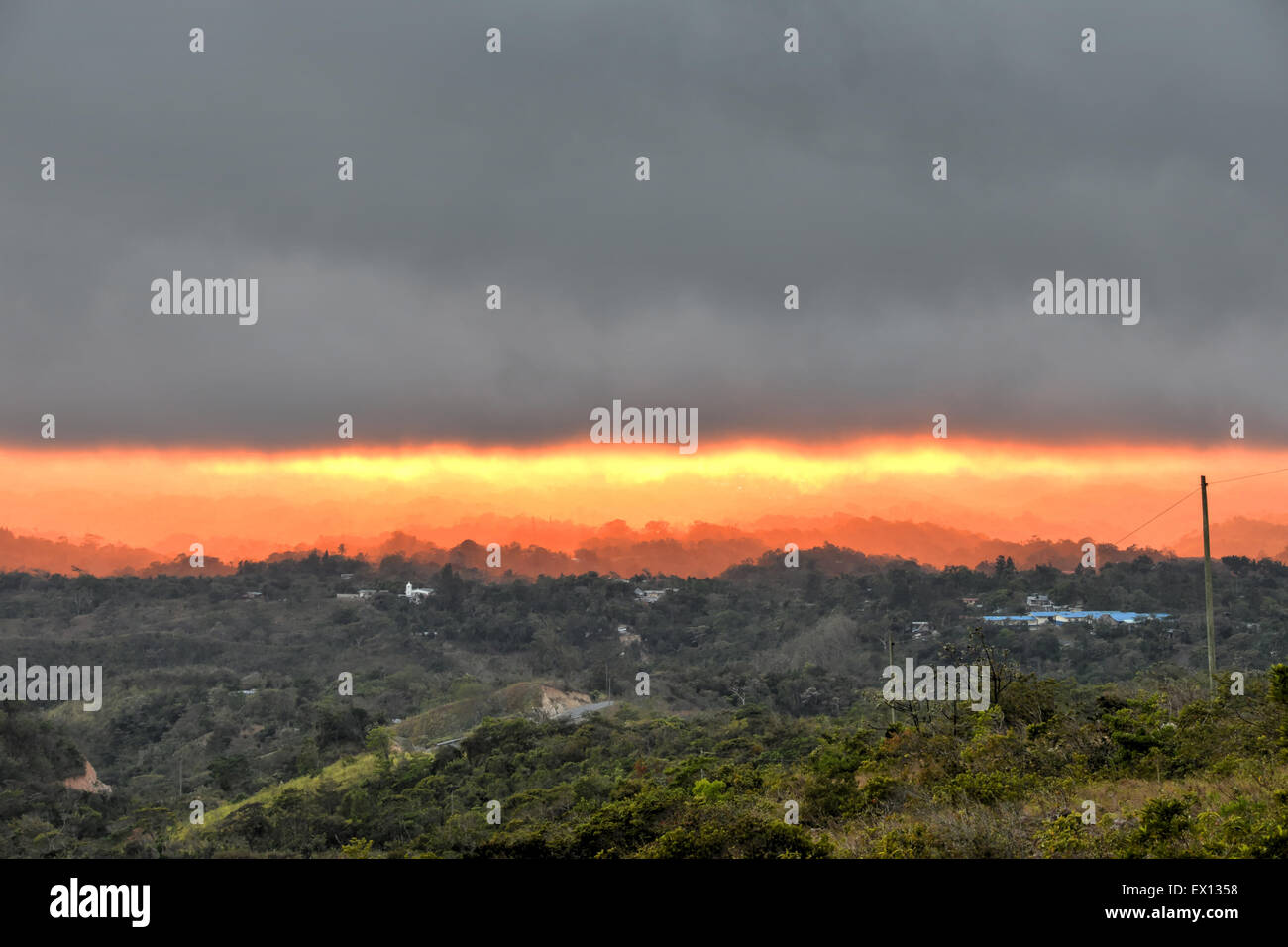 Sonnenuntergang über einer Bergkette Stockfoto