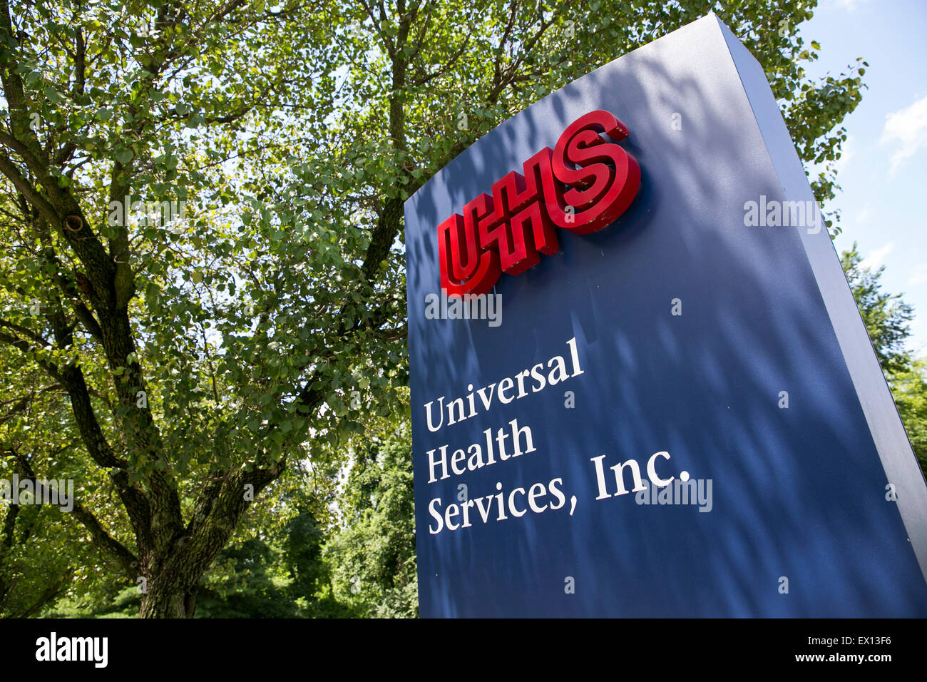 Ein Logo-Zeichen vor dem Sitz der Universal Health Services, Inc., in King Of Prussia, Pennsylvania. Stockfoto
