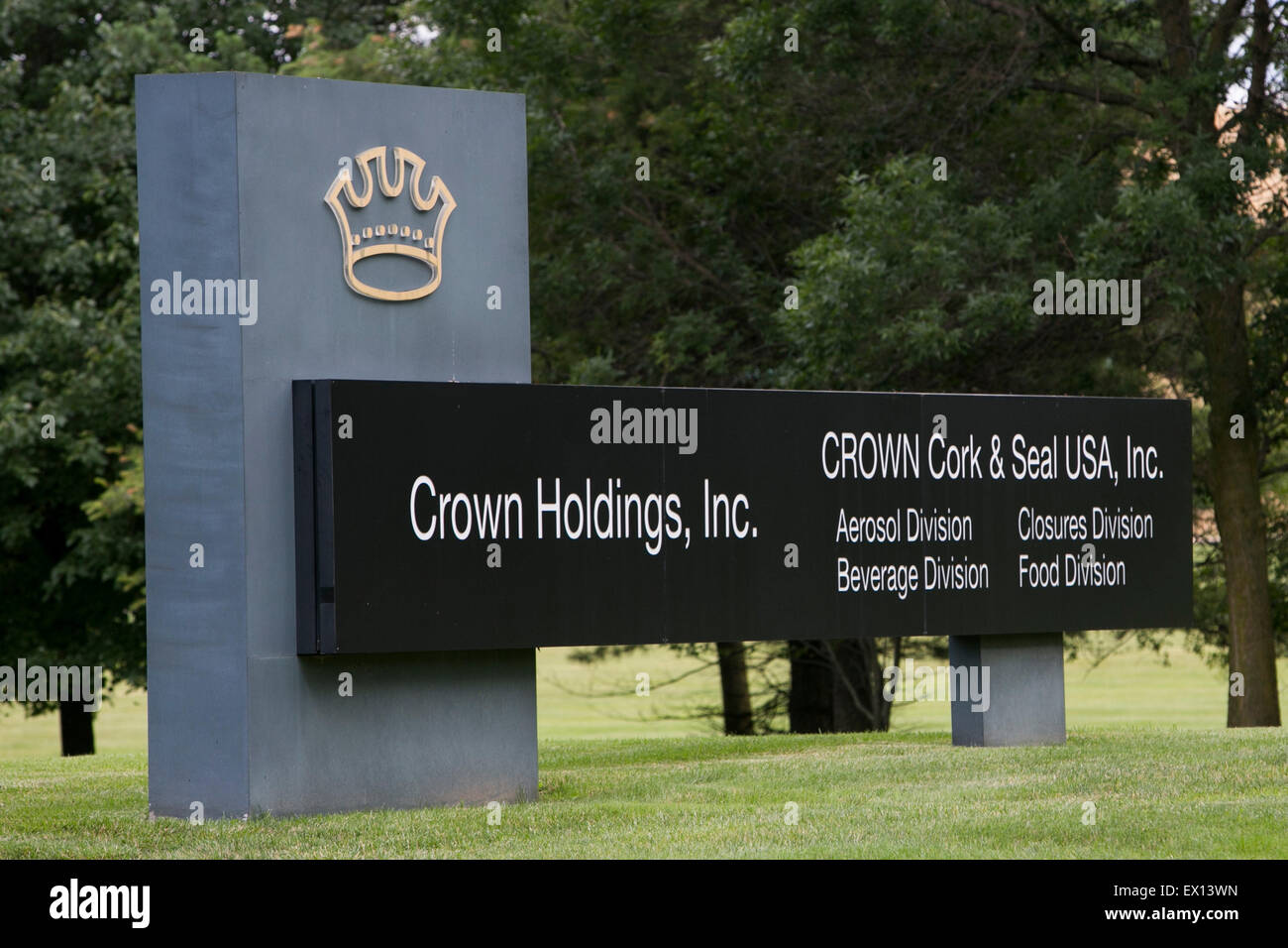 Ein Logo Zeichen außerhalb der Hauptsitz der Crown Holdings, Inc., in Philadelphia, Pennsylvania. Stockfoto