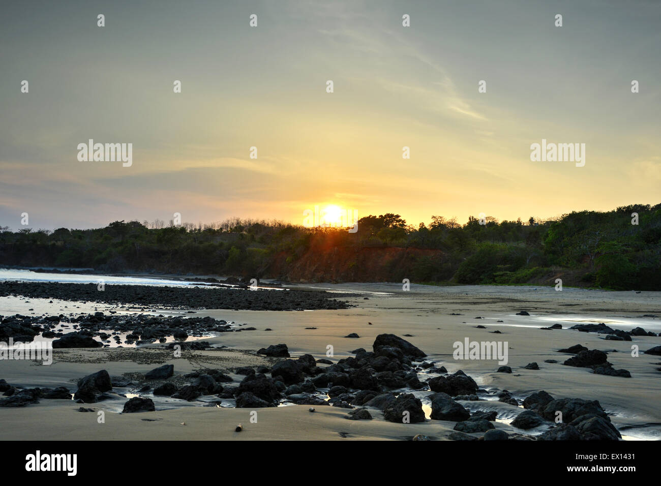 Die untergehende Sonne hinter einem Ozean Klippe am Pedasi, Panama Stockfoto