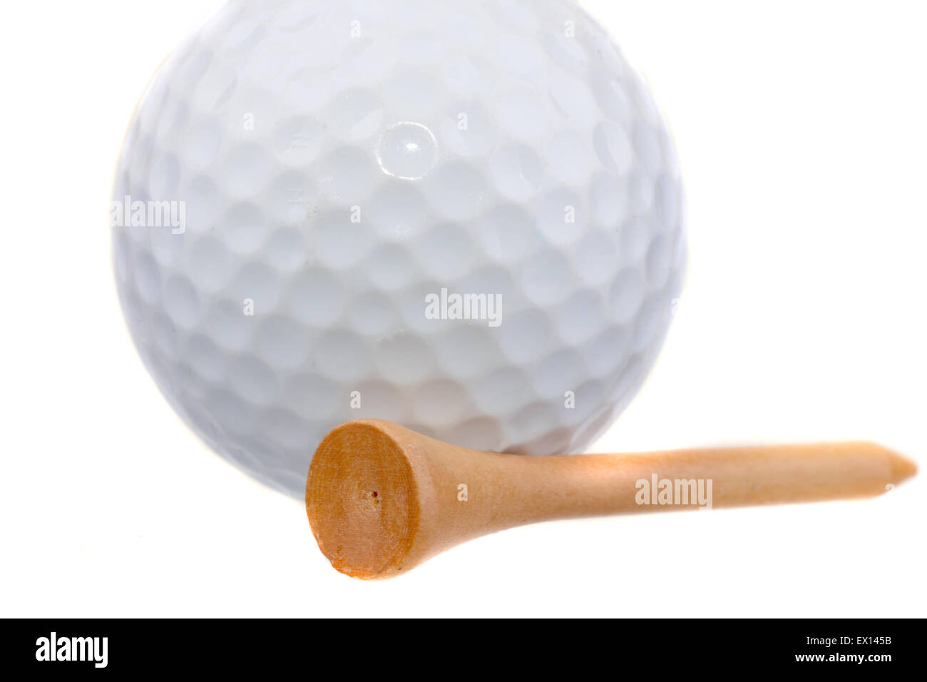 Makroaufnahme einer hölzernen Abschlag mit einem Golfball dahinter auf einem weißen Hintergrund Stockfoto