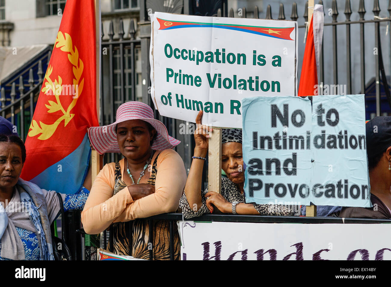 London, UK, 3. Juli 2015: Gruppe eritreischen Gemeinschaft Protest gegen Neokolonialismus, die sie behaupten, wurde nach äthiopischen Bürgerkrieg Zeichen mit der Nation zu vereinen. Anspruch ist die Art, die von den USA und Großbritannien unterstützt und sowohl die Anerkennung verweigern, das ganz Afrika zugestimmt hat und Zeichen für Eritrea nach wie vor Denial-of-werden im Westen. Foto: Credit: siehe Li/Alamy Live News Stockfoto