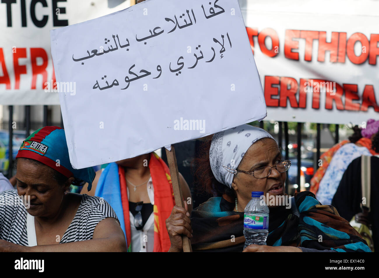 London, UK, 3. Juli 2015: Gruppe eritreischen Gemeinschaft Protest gegen Neokolonialismus, die sie behaupten, wurde nach äthiopischen Bürgerkrieg Zeichen mit der Nation zu vereinen. Anspruch ist die Art, die von den USA und Großbritannien unterstützt und sowohl die Anerkennung verweigern, das ganz Afrika zugestimmt hat und Zeichen für Eritrea nach wie vor Denial-of-werden im Westen. Foto: Credit: siehe Li/Alamy Live News Stockfoto