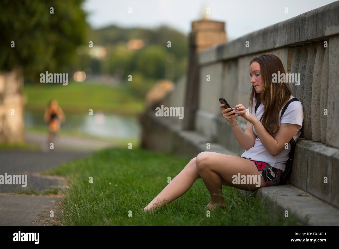 Teenager-Mädchen auf Smartphone, im Freien eine Nachricht zu schreiben. Stockfoto