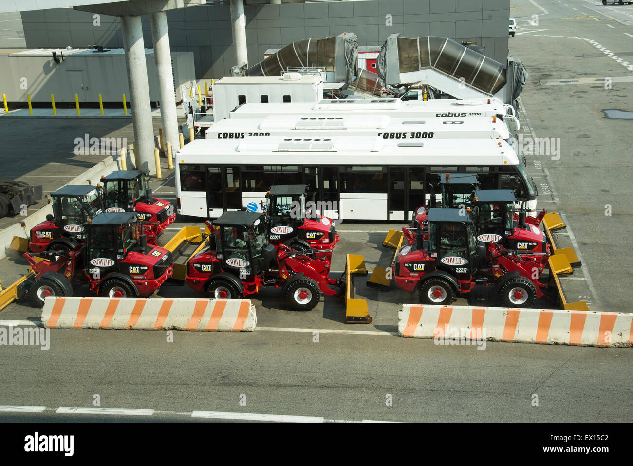 Neue Ausrüstung und Passagier Busse am Flughafen JFK USA zur Schneeräumung Stockfoto